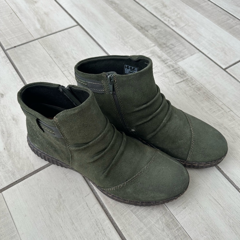 Clarks Caroline Derby Ankle Boots Olive Green Suede Size 9.5 Like New
